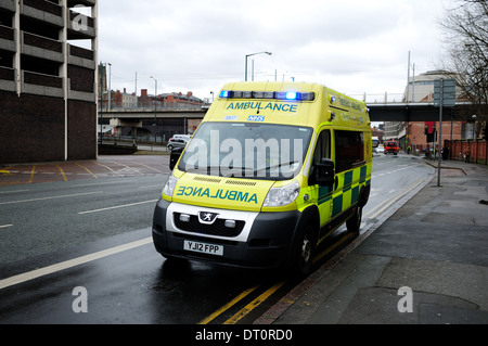 Krankenwagen behandelnden und Notfall, Nottingham Stadtzentrum entfernt. Stockfoto