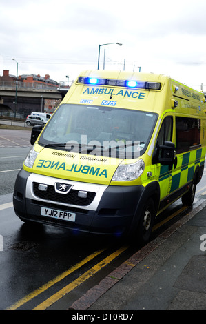 Krankenwagen behandelnden und Notfall, Nottingham Stadtzentrum entfernt. Stockfoto