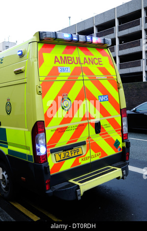 Krankenwagen behandelnden und Notfall, Nottingham Stadtzentrum entfernt. Stockfoto