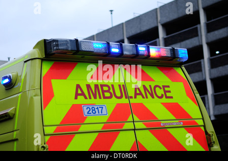 Krankenwagen behandelnden und Notfall, Nottingham Stadtzentrum entfernt. Stockfoto