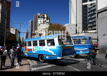 Oldtimer-Busse blockieren die Hauptstraße Av 16 de Julio durch das Stadtzentrum während eines Streiks der Gewerkschaften der öffentlichen Verkehrsmittel La Paz, Bolivien Stockfoto