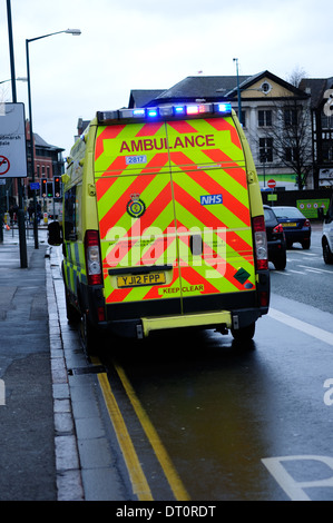 Krankenwagen behandelnden und Notfall, Nottingham Stadtzentrum entfernt. Stockfoto