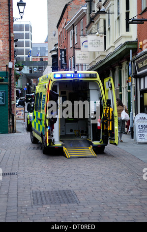 Krankenwagen behandelnden und Notfall, Nottingham Stadtzentrum entfernt. Stockfoto