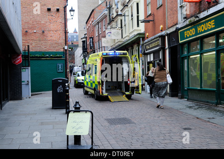 Krankenwagen behandelnden und Notfall, Nottingham Stadtzentrum entfernt. Stockfoto