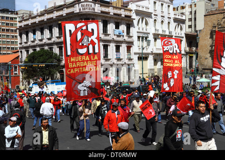 Mitglieder der Revolutionären Arbeiterpartei (POR) während eines protestmarsches am 1st. Mai in La Paz, Bolivien Stockfoto