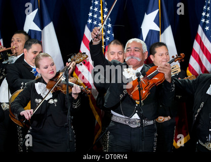 Mariachi-Band spielt auf der Bühne bei einer politischen Kundgebung in San Antonio, Texas. Stockfoto
