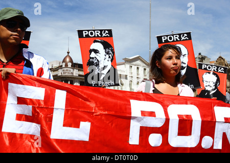 Mitglieder der Revolutionären Arbeiterpartei mit Bildern berühmter linker Persönlichkeiten während eines protestmarsches am 1st. Mai in La Paz, Bolivien Stockfoto