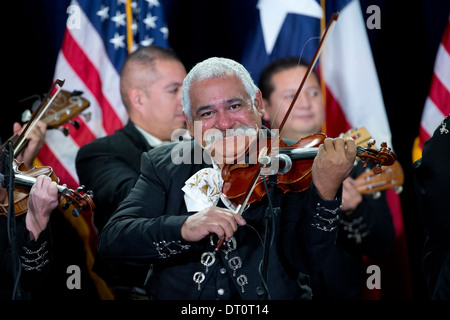 Mariachi-Band spielt auf der Bühne bei einer politischen Kundgebung in San Antonio, Texas. Stockfoto