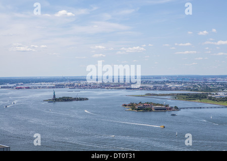 Blick auf die Freiheitsstatue und Ellis Island in den Hudson River nach Westen aus 4 World Trade Center Stockfoto