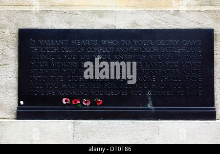 Inschrift auf Tafel und 4 Mohnblumen der Royal Legion an der Seite des Cenotaph-Kriegsdenkmals im Zentrum von Bristol, England, Vereinigtes Königreich Stockfoto