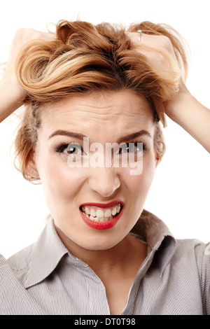 Nahaufnahme von mad Geschäftsfrau ziehen ihr Haar, isoliert auf weißem Hintergrund Stockfoto