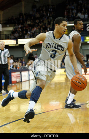 3. Februar 2014: Villanova Wildcats bewachen Josh Hart (3) Laufwerke in den Korb mit dem Ball bei den NCAA-Basketball-Spiel zwischen dem Xavier Musketeers und Villanova Wildcats im Pavillon in Villanova, Pennsylvania. Villanova Wildcats gewann 81-58. (Christopher Szagola/Cal Sport Media) Stockfoto