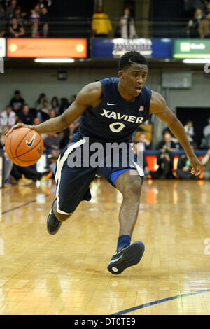 3. Februar 2014: Xavier Musketeers bewachen Semaj Christon (0) in Aktion bei den NCAA-Basketball-Spiel zwischen dem Xavier Musketeers und Villanova Wildcats im Pavillon in Villanova, Pennsylvania. Villanova Wildcats gewann 81-58. (Christopher Szagola/Cal Sport Media) Stockfoto