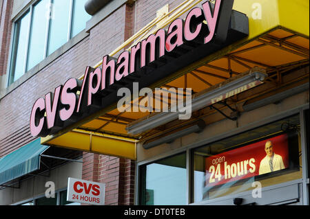 Washington DC 5. Februar 2014. Foto aufgenommen am 5. Februar 2014 zeigt einen Blick auf den Eingang eines CVS-Store in Arlington, Virginia. CVS Caremark, die zweitgrößte Drogeriemarktkette in den USA, teilte am Mittwoch, dass er stoppt Verkauf von Zigaretten und anderen Tabakwaren in seinen mehr als 7.600 Geschäften bundesweit, eine Entscheidung US-Präsident Barack Obama sofort als "ein Beispiel" gefeiert und "zutiefst positive Auswirkungen auf die Gesundheit" des Landes. © Zhang Jun/Xinhua/Alamy Live-Nachrichten Stockfoto