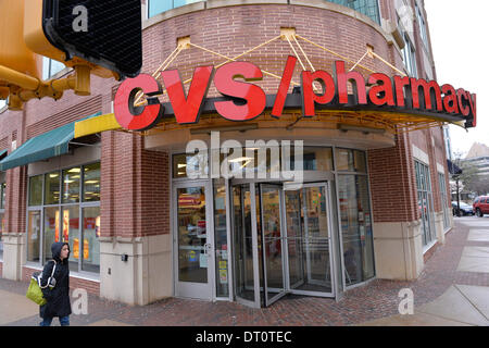 Washington DC 5. Februar 2014. Foto aufgenommen am 5. Februar 2014 zeigt einen Blick auf den Eingang eines CVS-Store in Arlington, Virginia. CVS Caremark, die zweitgrößte Drogeriemarktkette in den USA, teilte am Mittwoch, dass er stoppt Verkauf von Zigaretten und anderen Tabakwaren in seinen mehr als 7.600 Geschäften bundesweit, eine Entscheidung US-Präsident Barack Obama sofort als "ein Beispiel" gefeiert und "zutiefst positive Auswirkungen auf die Gesundheit" des Landes. © Zhang Jun/Xinhua/Alamy Live-Nachrichten Stockfoto