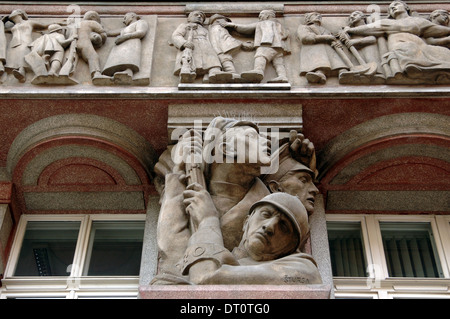 Marmor-Fries-Relief auf Seite der Banka Legii Gebäude Na Porici Straße im zentralen Prag Tschechische Republik Stockfoto