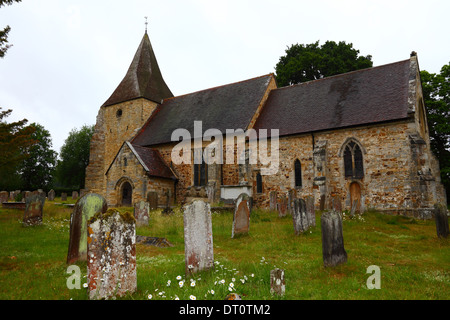 Die alte Pfarrkirche von St Peter, außerhalb des Dorfes Pembury, Kent, England Stockfoto