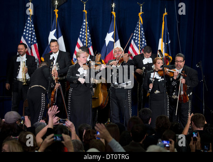 Neunköpfigen Mariachi-Band spielt auf der Bühne bei einer politischen Kundgebung in San Antonio, Texas. Stockfoto