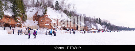 Menschen versammeln, um den Apostel Insel Eishöhlen, Makwike Bay, nahe Bayfield, Wisconsin, an einem kalten Februartag bestaunen. Stockfoto