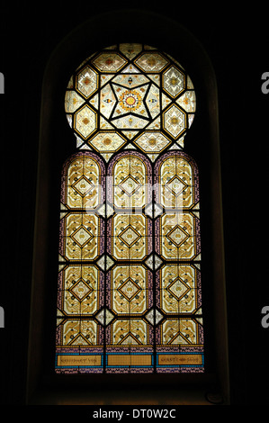 Buntglasfenster in der spanischen Synagoge, die 1868 im Stil der Maurischen Neuzeit erbaut wurde und von den Architekten Vojtěch Ignác Ullmann und Josef Niklas entworfen wurde. Sie befindet sich im jüdischen Viertel Josefov in Prag Tschechien Stockfoto