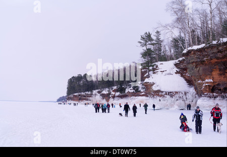 Menschen versammeln, um den Apostel Insel Eishöhlen, Makwike Bay, nahe Bayfield, Wisconsin, an einem kalten Februartag bestaunen. Stockfoto