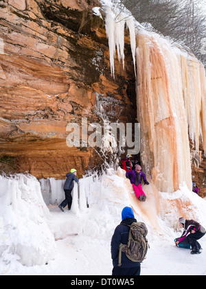 Menschen versammeln, um den Apostel Insel Eishöhlen, Makwike Bay, nahe Bayfield, Wisconsin, an einem kalten Februartag bestaunen. Stockfoto