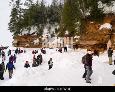 Menschen versammeln, um den Apostel Insel Eishöhlen, Makwike Bay, nahe Bayfield, Wisconsin, an einem kalten Februartag bestaunen. Stockfoto