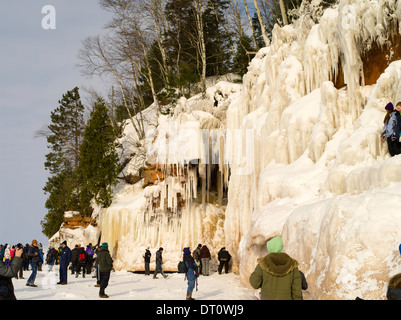 Menschen versammeln, um den Apostel Insel Eishöhlen, Makwike Bay, nahe Bayfield, Wisconsin, an einem kalten Februartag bestaunen. Stockfoto