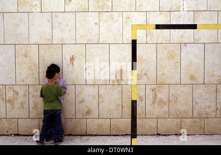 Junge israelische jüdische und arabische Kinder spielen auf dem Spielplatz im Innenhof der 'Hand in Hand' integriert, zweisprachige Hebrew-Arabic Schule für jüdische und arabische Kinder in Jerusalem Israel Stockfoto