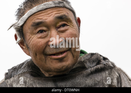 Lokalen gebürtig in traditionellen Seehundsfell Kleidung. Nanortalik Grönland Stockfoto