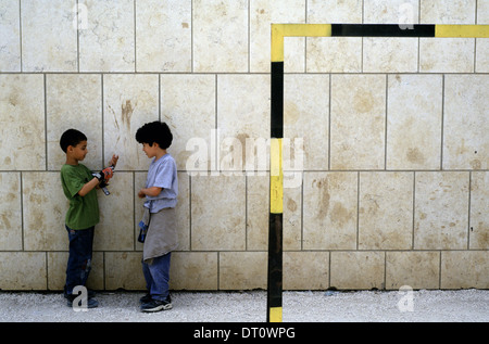 Junge israelische jüdische und arabische Kinder spielen auf dem Spielplatz im Innenhof der 'Hand in Hand' integriert, zweisprachige Hebrew-Arabic Schule für jüdische und arabische Kinder in Jerusalem Israel Stockfoto