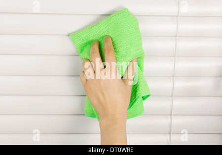 Horizontale Foto von weiblicher Hand Vorhänge mit Mikrofaser-Tuch zu säubern Stockfoto