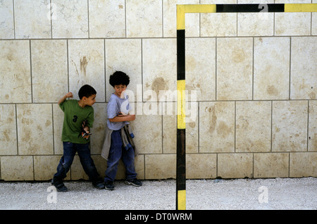 Junge israelische jüdische und arabische Kinder spielen auf dem Spielplatz im Innenhof der 'Hand in Hand' integriert, zweisprachige Hebrew-Arabic Schule für jüdische und arabische Kinder in Jerusalem Israel Stockfoto