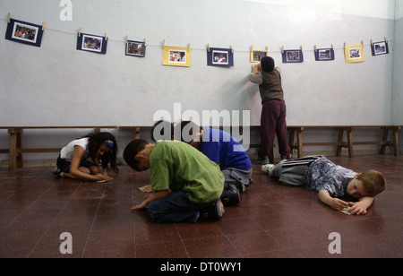 Junge Kinder während Kunst und Handwerk Aktivität in 'Hand in Hand' integriert, zweisprachige Hebrew-Arabic Schule für jüdische und arabische Kinder in Jerusalem Israel Stockfoto