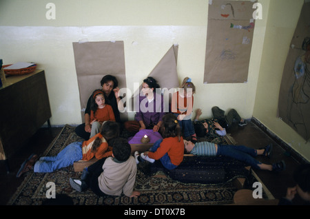 Einen israelischen und einen palästinensischen Lehrer Standortwahl mit israelischen jüdischen und arabischen Schulkinder in 'Hand in Hand' integriert, zweisprachige Hebrew-Arabic Schule für jüdische und arabische Kinder in Jerusalem Israel Stockfoto