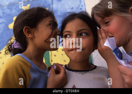 Junge israelische Jüdische und arabische Schülerinnen der 'Hand in Hand' integriert, zweisprachige Hebrew-Arabic Schule für jüdische und arabische Kinder in Jerusalem Israel Stockfoto