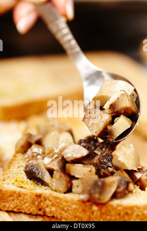 Nahaufnahme von Cooks Hand machen Pilz Bruschetta, selektiven Fokus Stockfoto