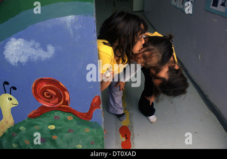 Junge israelische Jüdische und arabische Schülerinnen spielen in 'Hand in Hand' integriert, zweisprachige Hebrew-Arabic Schule für jüdische und arabische Kinder in Jerusalem Israel Stockfoto