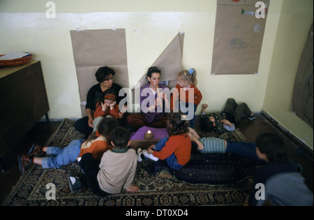 Einen israelischen und einen palästinensischen Lehrer Standortwahl mit israelischen jüdischen und arabischen Schulkinder in 'Hand in Hand' integriert, zweisprachige Hebrew-Arabic Schule für jüdische und arabische Kinder in Jerusalem Israel Stockfoto