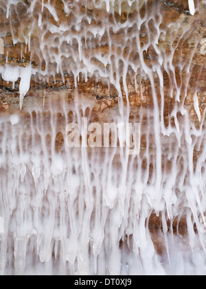 Menschen versammeln, um den Apostel Insel Eishöhlen, Makwike Bay, nahe Bayfield, Wisconsin, auf eine kalte Farbe Fotographie bestaunen Tag. Stockfoto