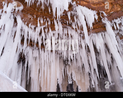 Menschen versammeln, um den Apostel Insel Eishöhlen, Makwike Bay, nahe Bayfield, Wisconsin, Farbfoto eines kalten Februartag bestaunen. Stockfoto