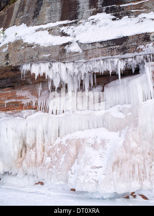 Menschen versammeln, um den Apostel Insel Eishöhlen, Makwike Bay, nahe Bayfield, Wisconsin, an einem kalten Februartag bestaunen. Stockfoto