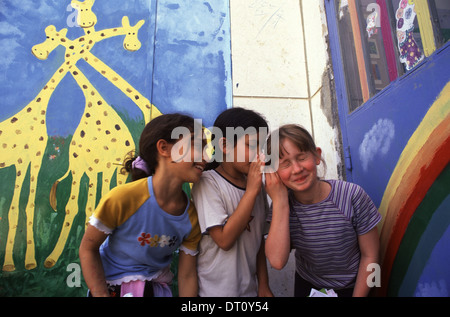 Junge israelische Jüdische und arabische Schülerinnen spielen in 'Hand in Hand' integriert, zweisprachige Hebrew-Arabic Schule für jüdische und arabische Kinder in Jerusalem Israel Stockfoto