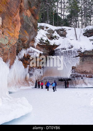 Menschen versammeln, um den Apostel Insel Eishöhlen, Makwike Bay, nahe Bayfield, Wisconsin, an einem kalten Februartag bestaunen. Stockfoto