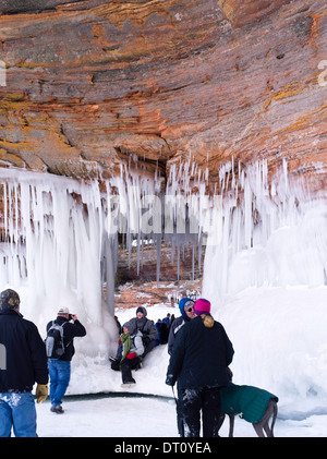 Menschen versammeln, um den Apostel Insel Eishöhlen, Makwike Bay, nahe Bayfield, Wisconsin, an einem kalten Februartag bestaunen. Stockfoto