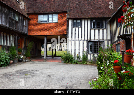 Historische Hütten am Leicester Square und Durchgang, der der Eingang zur Kirche ist (Eingang im Hintergrund sichtbar), Penshurst, Kent, England Stockfoto