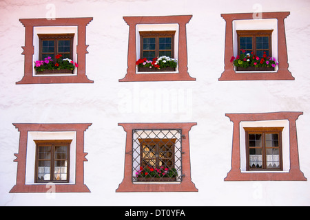 Fensterdetail des traditionellen alten 18. Jahrhundert Tiroler Haus in der Stadt von Oetz in Tirol, Österreich Stockfoto