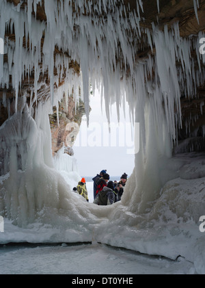 Menschen versammeln, um den Apostel Insel Eishöhlen, Makwike Bay, nahe Bayfield, Wisconsin, an einem kalten Februartag bestaunen. Stockfoto