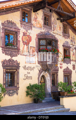 Hotel Gasthof Stern 16. Jahrhundert im Kirchweg, gebaut 1573, im alten Teil der Stadt Oetz in Tirol, Österreich Stockfoto