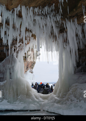 Menschen versammeln, um den Apostel Insel Eishöhlen, Makwike Bay, nahe Bayfield, Wisconsin, an einem kalten Februartag bestaunen. Stockfoto